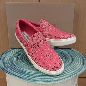 NWOT Steve Madden SZ 7 Red Multi Slip On